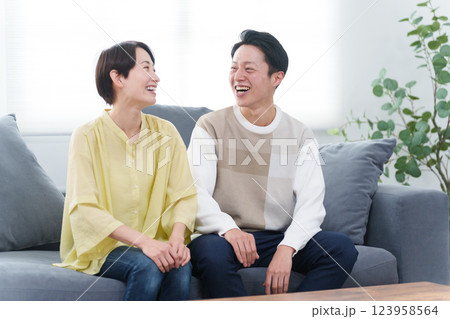 家で過ごす笑顔の夫婦 家で過ごす笑顔の夫婦 123958564