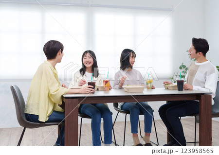 家でデリバリーの弁当を食べる家族 123958565