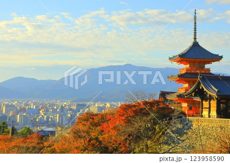 秋の三重塔（清水寺）と京都市街 123958590
