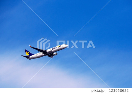 青空と白い雲の中を飛ぶ旅客機3　ボーイング737 123958622