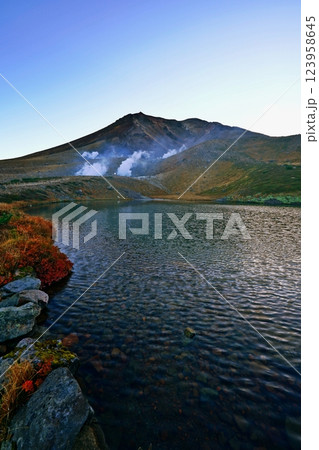 夜明けの大雪山連峰 旭岳 姿見の池からの絶景 夜明けの大雪山連峰 旭岳 姿見の池からの絶景 123958645