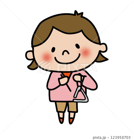 トライアングルをたたく子供(女の子1) トライアングルをたたく子供(女の子1) 123958703