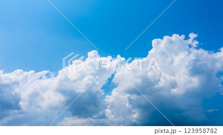 夏の青空に発生した積乱雲 夏の青空に発生した積乱雲 123958782