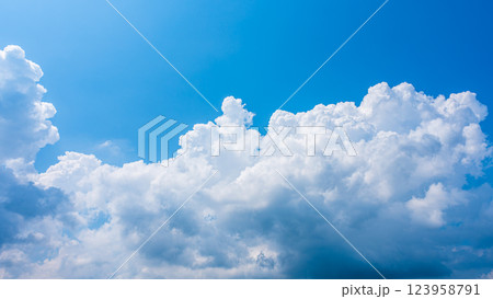 夏の青空に発生した積乱雲 夏の青空に発生した積乱雲 123958791