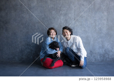 犬と家族の記念写真 123958988