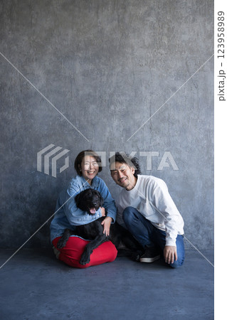 犬と家族の記念写真 123958989