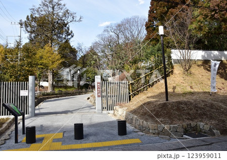 町田市　鶴川香山園南門と散策路 123959011