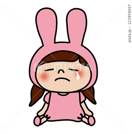 泣いているピンクのうさぎの格好をした子供(女の子2) 泣いているピンクのうさぎの格好をした子供(女の子2) 123959047
