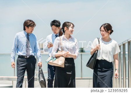 お昼休み・ランチ・通勤・出勤・帰宅・帰社するビジネスウーマンとビジネスマン(男女) お昼休み・ランチ・通勤・出勤・帰宅・帰社するビジネスウーマンとビジネスマン(男女) 123959295