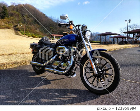 山頂に止めたバイクの風景 123959994