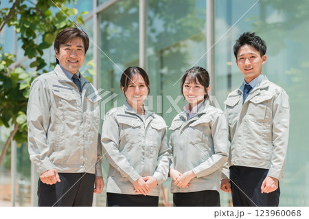 作業着・作業衣服を着た製造業・建築業・運送業・建設業の男女スタッフ 123960068