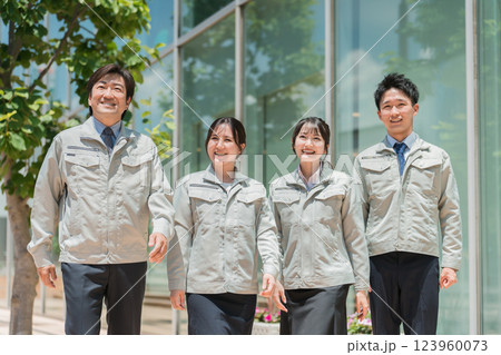 作業着・作業衣服を着た製造業・建築業・運送業・建設業の男女スタッフ 作業着・作業衣服を着た製造業・建築業・運送業・建設業の男女スタッフ 123960073