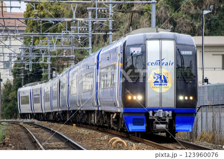 常滑線を走る名鉄2000系ブルーミュースカイ 123960076