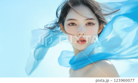 オーガンジー、サテンの布をまとって風を感じるビューティー女性 オーガンジー、サテンの布をまとって風を感じるビューティー女性 123960077