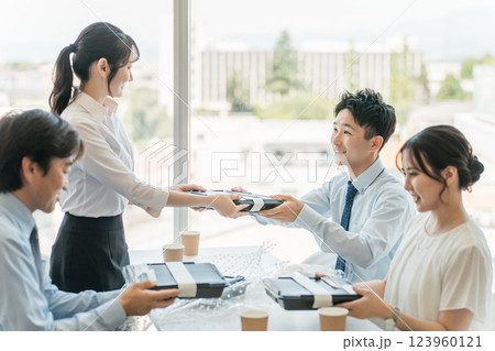 会議で出される仕出し弁当・福利厚生・ケータリング・デリバリー・社員食堂・社内カフェ・食事委託 123960121