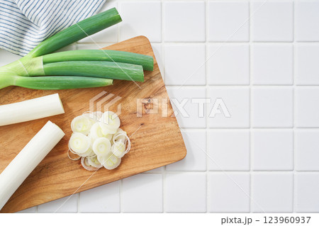 まな板の上に置かれた小口切りの長ネギ まな板の上に置かれた小口切りの長ネギ 123960937