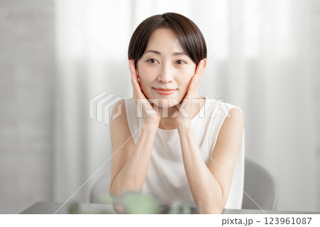 肌の潤いを実感するミドル女性 123961087