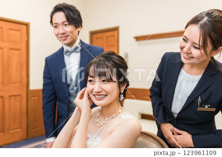 ブライズルーム・控え室で結婚式・披露宴の準備をする花嫁・新婦とプランナーの女性 123961109