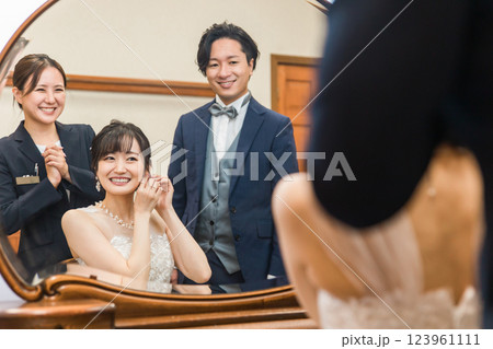 ブライズルーム・控え室で結婚式・披露宴の準備をする花嫁・新婦とプランナーの女性 123961111
