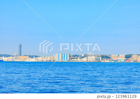 門司港レトロから見た山口県の景色 123961129