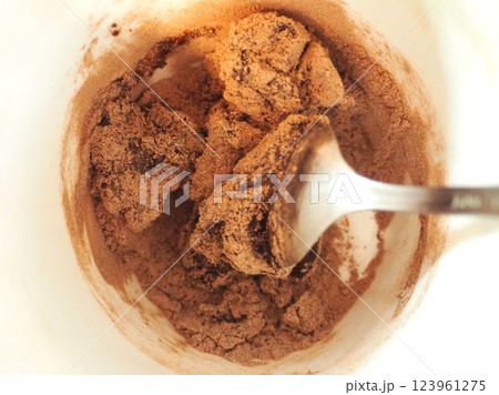 ココアを練っている写真・中央 ココアを練っている写真・中央 123961275