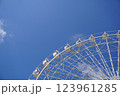 空を見上げる白い観覧車 123961285