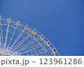 青い空にまわる白い観覧車 123961286