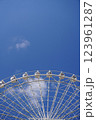 雲を閉じ込めた白い観覧車 123961287