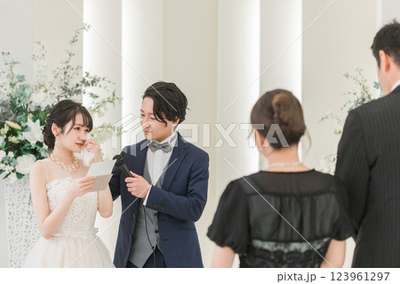 結婚式で両親への手紙を読む新婦・花嫁（両親・父親・花嫁の手紙・泣く） 123961297
