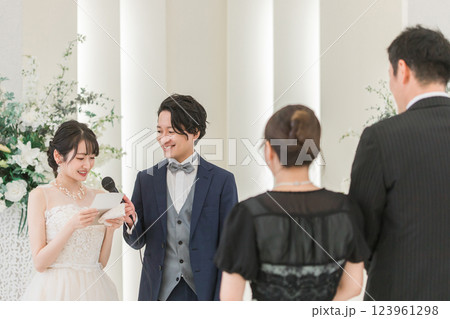 結婚式で両親への手紙を読む新婦・花嫁(両親・父親・花嫁の手紙) 結婚式で両親への手紙を読む新婦・花嫁(両親・父親・花嫁の手紙) 123961298