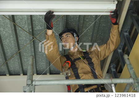 建設現場で働く男性　 123961418