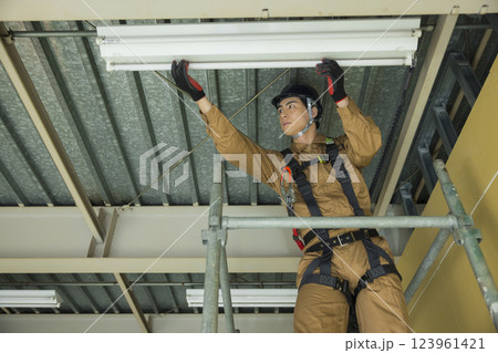 建設現場で働く男性 建設現場で働く男性 123961421