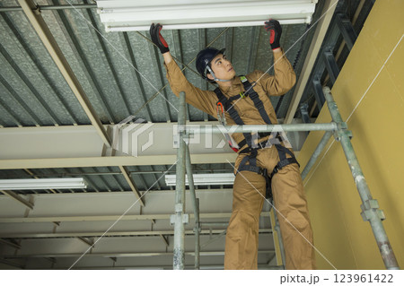 建設現場で働く男性　 123961422