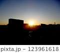 窓から朝日が昇る風景 123961618