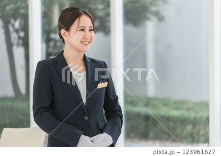 結婚式場・ホテルで働くウェディングプランナー・介添人・アテンダー・ホテリエの女性 結婚式場・ホテルで働くウェディングプランナー・介添人・アテンダー・ホテリエの女性 123961627