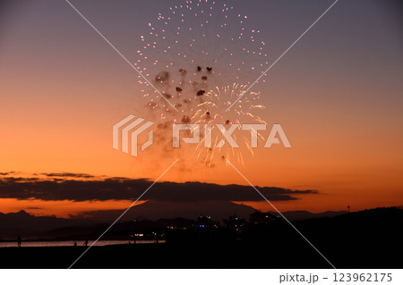 夕焼けの富士山のシルエットをバックに打ち上げられる花火 夕焼けの富士山のシルエットをバックに打ち上げられる花火 123962175