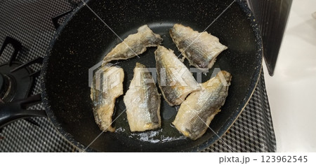 コノシロの揚げ焼きムニエルを作っているところ コノシロの揚げ焼きムニエルを作っているところ 123962545
