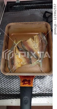 コノシロの開きを焼いている コノシロの開きを焼いている 123962557