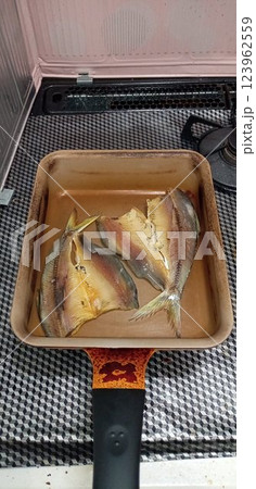 小魚の干物を焼く 小魚の干物を焼く 123962559