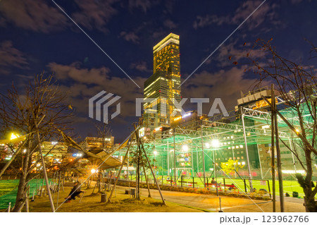 大阪・天王寺公園から見るあべのハルカスの夜景 123962766