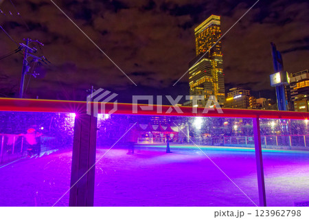 天王寺公園のスケートリンクとあべのハルカスの夜景 天王寺公園のスケートリンクとあべのハルカスの夜景 123962798