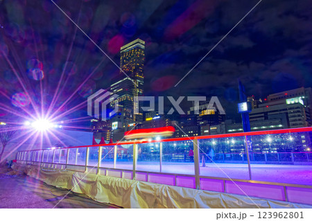 天王寺公園のスケートリンクとあべのハルカスの夜景 123962801