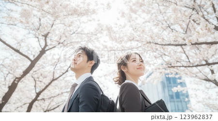新社会人の旅立ち、桜の花びらが祝福する春 123962837