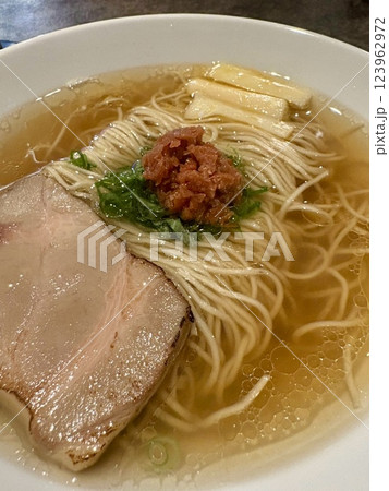 おいしい尾道ラーメン梅のせ 123962972