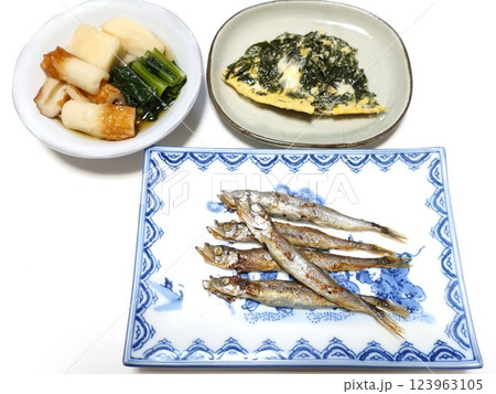 子持ちししゃもの焼魚　食事イメージ 123963105