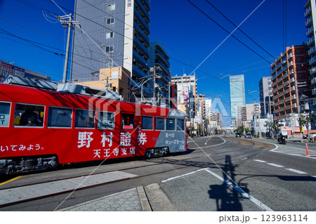 あべのハルカスと阪堺電車 123963114