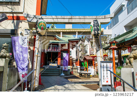 東京都台東区千束 仲之町通り 吉原神社 (九郎助稲荷神社) 鳥居 東京都台東区千束 仲之町通り 吉原神社 (九郎助稲荷神社) 鳥居 123963217