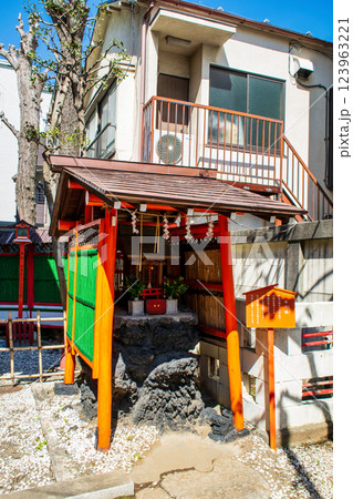 東京都台東区千束　仲之町通り　吉原神社　（九郎助稲荷神社）　お穴様 123963221