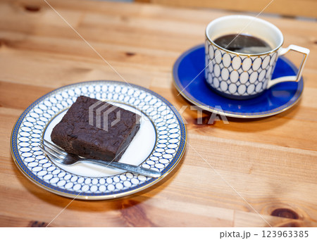 ティータイム　カフェ　喫茶店　紅茶　チョコレートファッジブラウニー 123963385