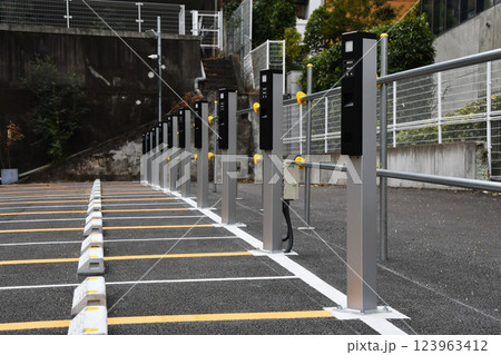 コインパーキングの自動車駐車管制機器10本_01 123963412